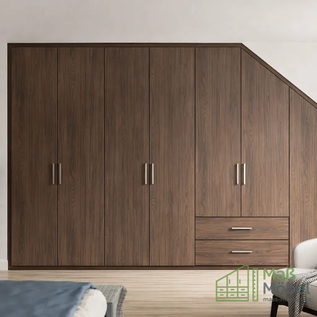 Großer maßgefertigter Kleiderschrank unter Dachschräge in dunkler Nussbaum-Optik mit Drehtüren und integrierten Schubladen im Schlafzimmer.